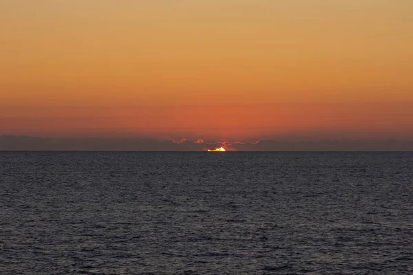 Colores Rojizos Naranjas Atardecer Sobre Océano Atlántico Puesta Sol Sobre — Foto de Stock