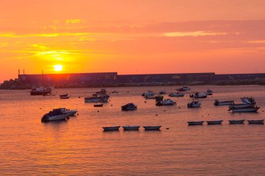 Limanın önündeki La Guardia (A Guarda) turist kasabasının kısmi manzarası. Galiçya. İspanya