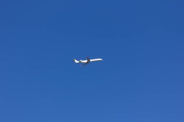 Mavi gökyüzü üzerinde yolcu uçağı, türbülans yok. Yolcu taşımacılığındaki hava kirliliği.