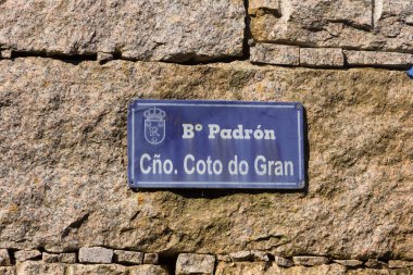 Galiçya 'nın kırsal kesiminde caddenin adının yazılı olduğu mavi plaket..