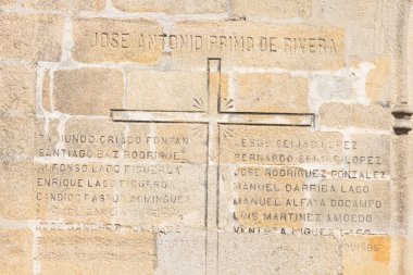 İspanyol iç savaşının faşist tarafının ölülerini öven bir kilisenin dış plaketi. İspanya, Galiçya, Redondela kilisesinde dış plaket.