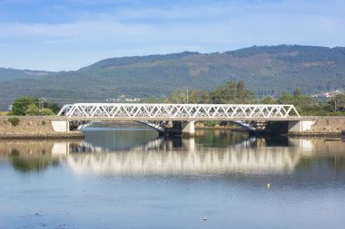 Klasik mühendislik işi; sakin nehir üzerinde köprü