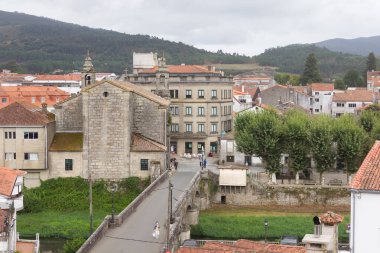 Klasik mühendislik işi; sakin nehir üzerinde köprü