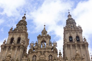 Santiago de Compostela, Galiçya, İspanya 'daki Plaza del Obradoiro' da binalar ve kuleler