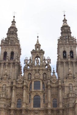 Santiago de Compostela, Galiçya, İspanya 'daki Plaza del Obradoiro' da binalar ve kuleler