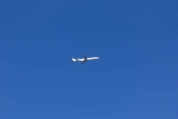 Avión Pasajeros Sobre Cielo Azul Sin Turbulencias Contaminación Atmosférica Transporte —  Fotos de Stock