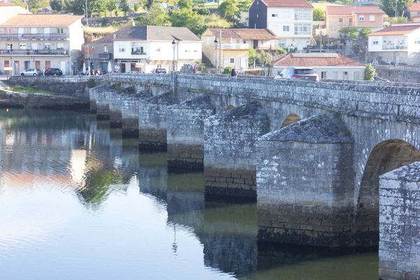 Klasik mühendislik işi; sakin nehir üzerinde köprü