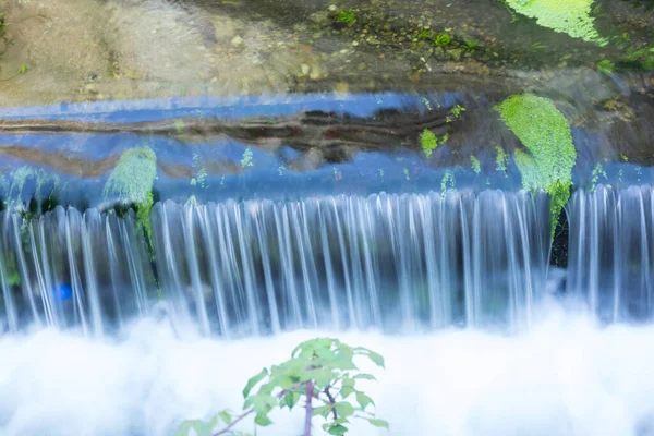 Piccole Cascate Cascate Natura Schiuma Generata Dalla Cascata Acqua Movimento — Foto Stock