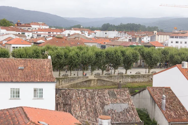 Απόψεις Της Πόλης Padron Pontevedra Galicia Ισπανία Προσκυνητές Περνούν Πορτογαλικά — Φωτογραφία Αρχείου