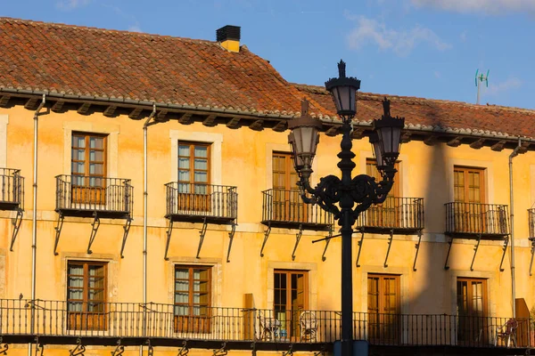 Lampade stradali classiche nel centro della città — Foto Stock