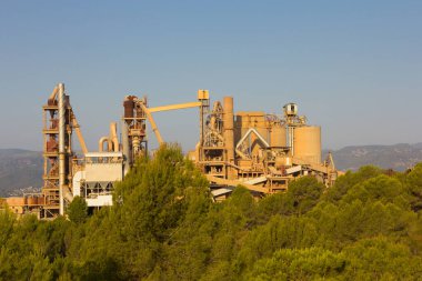 Dağlarda çimento fabrikası