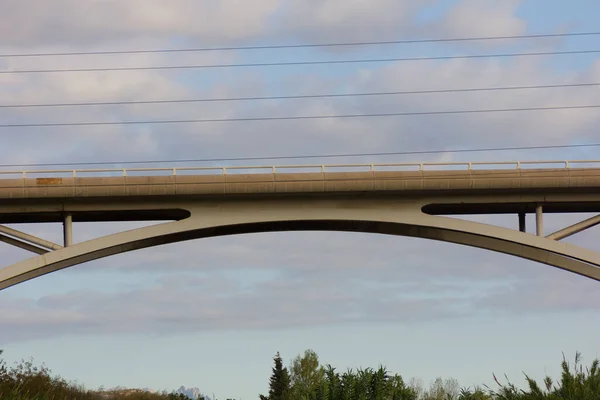 Nehri geçmek için modern köprü