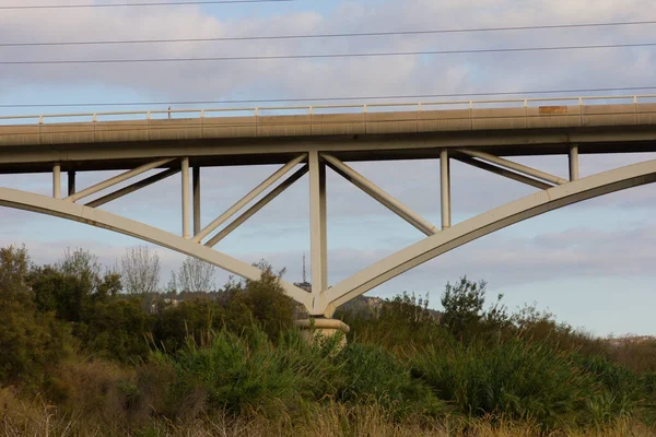Moderne Brücke Zur Überquerung Des Flusses — Stockfoto