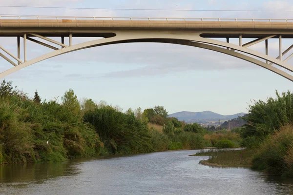 Puente Moderno Para Cruzar Río —  Fotos de Stock