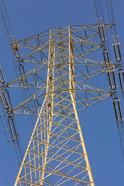 Torres Elétricas Natureza Transportando Energia Elétrica Através Das Montanhas — Fotografia de Stock