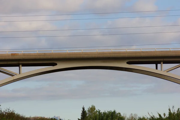 Puente Moderno Para Cruzar Río Imagen De Stock