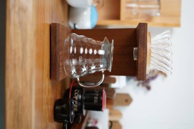 Barista 'nın aksesuarları çaydanlık ve geleneksel kumaşla kahve damlatır. Aroma kahve dükkanında el yapımı sade kahve.