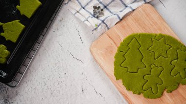 Geleneksel Noel tatlısı için ev yapımı zencefilli kurabiye. Çocuklar ve ailesi yeşil çay kurabiyelerini çok sever. Noel için kutlama kurabiyeleri.