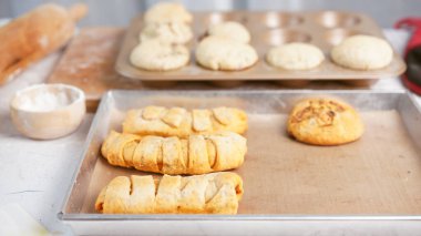 Kırmızı önlüklü bir kadın tarafından yapılan ev yapımı tahıl hamurundan tam buğday ekmeği. Bol taneli sağlıklı hamur işi..