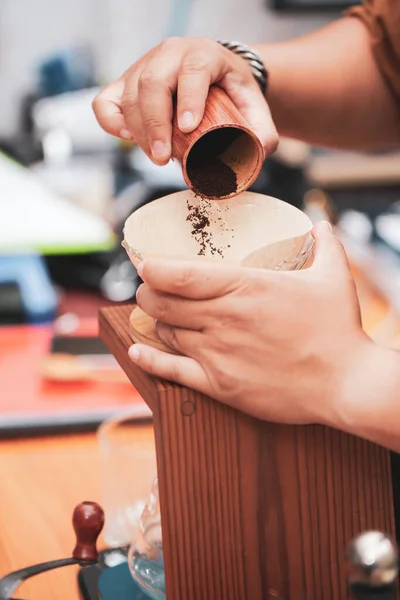 Бариста Занурює Каву Чайник Традиційний Дриппер Арома Змішана Чорна Кава — стокове фото