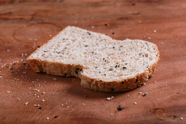 布朗把全麦面包贴在木头上 欧洲菜单的美味和健康的糕点 名菜和餐后甜点作为早餐 — 图库照片