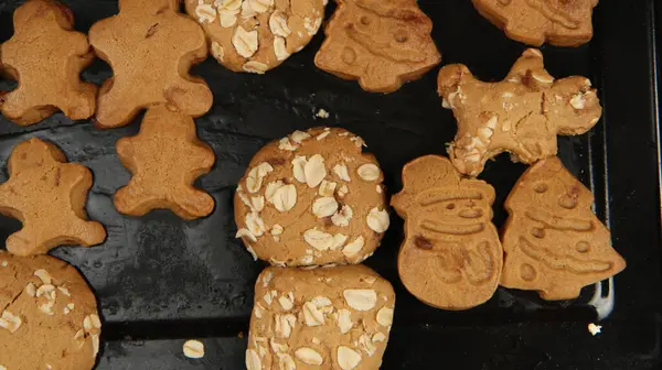 ジンジャーブレッドクッキークリスマスの伝統的なデザートのための自家製料理 子供や家族は生地を作り それらを焼く準備をするのが大好きです その後 多くの色で装飾に砂糖ペーストでそれらをペイント — ストック写真