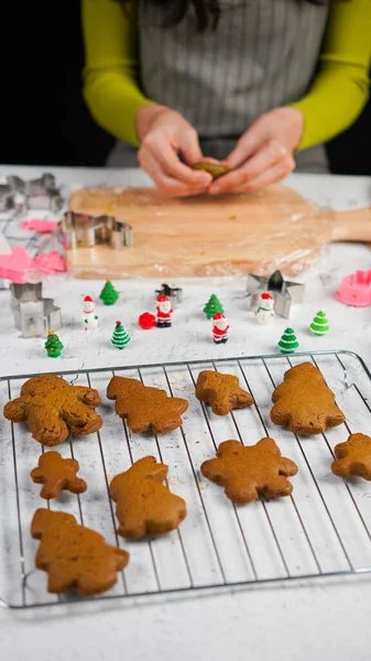生姜面包饼干是为圣诞节传统甜点自制的 孩子和家人都喜欢准备做面团和烘焙它们 然后用糖糊来装饰它们的多种颜色 绿茶饼干 — 图库照片