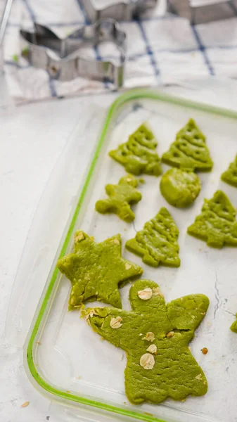 生姜面包饼干是为圣诞节传统甜点自制的 孩子和家人都喜欢准备绿茶饼干 圣诞庆祝饼干 — 图库照片