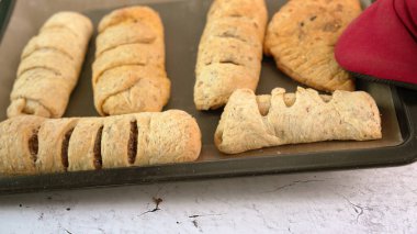 Kırmızı önlüklü bir kadın tarafından yapılan ev yapımı tahıl hamurundan tam buğday ekmeği. Bol taneli sağlıklı hamur işi..