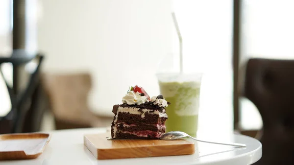 Gâteau Chocolat Tranché Sur Plaque Bois Avec Lait Thé Vert — Photo