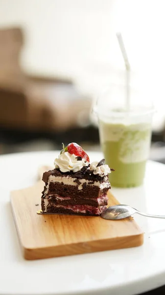 Gâteau Chocolat Tranché Sur Plaque Bois Avec Lait Thé Vert — Photo