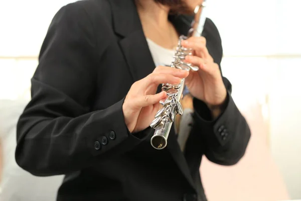 长笛古典乐器演奏家 演奏歌曲 为管弦乐队独奏练习青铜木管乐器的导师 — 图库照片