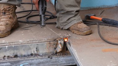 Demir testereli makineli bir zanaatkarın kaynak ve kesme çelik işi. Endüstriyel hizmet yoluyla konutu veya şirketi yenile.