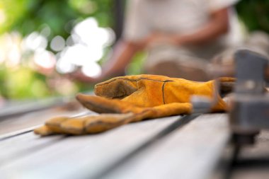 Kaynak yapmak için Engieer Güvenlik ve fabrikada çalışan sert donanım hattı üretim hatları için. Sarı Çelik Kaynak Güvenlik Eldivenleri uzun demir parmaklıklar üzerinde zemin inşa etmek için.