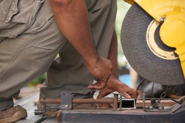 Demir testereli makineli bir zanaatkarın kaynak ve kesme çelik işi. Endüstriyel hizmet yoluyla konutu veya şirketi yenile.