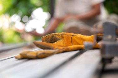 Kaynak yapmak için Engieer Güvenlik ve fabrikada çalışan sert donanım hattı üretim hatları için. Sarı Çelik Kaynak Güvenlik Eldivenleri uzun demir parmaklıklar üzerinde zemin inşa etmek için.