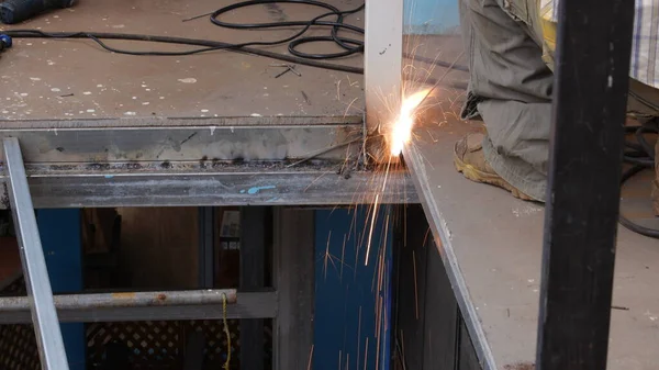 Schweißen Und Schneiden Von Stahl Arbeit Des Handwerkers Mit Eisensägemaschine — Stockfoto