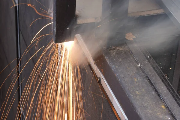 Las Snijstaalwerk Van Ambachtelijke Man Met Ijzeren Zaagwiel Machine Industrie — Stockfoto