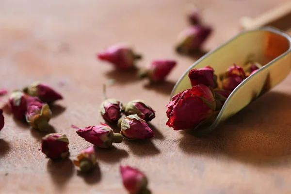 玫瑰茶 透明玻璃杯 干玫瑰花在木板上 芳香玫瑰花茶热饮促进健康 — 图库照片