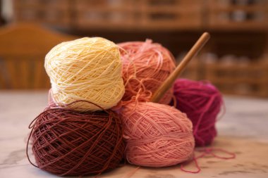 El sanatları okulunun stüdyosunda olduğu kadar gruptaki örgü ipliği de arka planda. İğneler el yapımı hobi için masanın üzerinde. Pamuklu iplikle örgü iplik torbası..