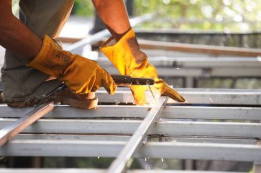 Kaynak yapmak için Engieer Güvenlik ve fabrikada çalışan sert donanım hattı üretim hatları için. Sarı Çelik Kaynak Güvenlik Eldivenleri uzun demir parmaklıklar üzerinde zemin inşa etmek için.