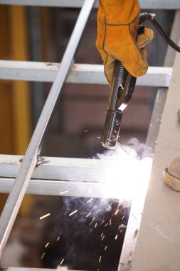 Kaynak yapmak için Engieer Güvenlik ve fabrikada çalışan sert donanım hattı üretim hatları için. Sarı Çelik Kaynak Güvenlik Eldivenleri uzun demir parmaklıklar üzerinde zemin inşa etmek için.