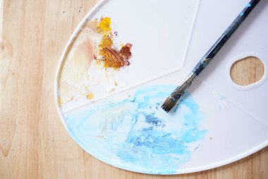 Palet ve fırçayla çizim tezgahında akrilik deniz ve plaj resimleri. Fırça ve bıçak paleti tekniğiyle altın el boyama üzerinde mavi dalga. Tablodaki sanat.