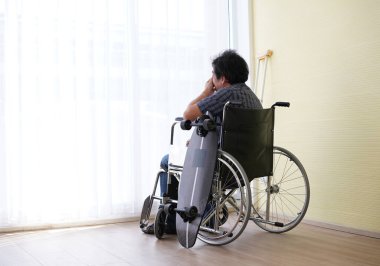 Kırık kemik ve sabitlenmiş yaralı bir adam. Sörf tahtası yüzünden alçıda kollar, aşırı kaykay kazası. Hastanede kolu kırık bir adam var..