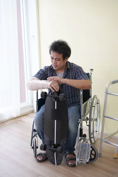 Injured Man Fractured Bone Splint Arm Plaster Cast Because Surf — Stock Photo, Image