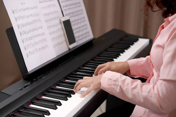 Felnőtt Játszik Elektronikus Zongora Jegyzettömbbel Újonc Zongorista Gyakorló Megtanulják Hogyan — Stock Fotó