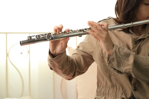 Furulyás Klasszikus Hangszerjátékos Játszik Dalt Furulyás Oktató Bronz Fafúvóst Gyakorol — Stock Fotó