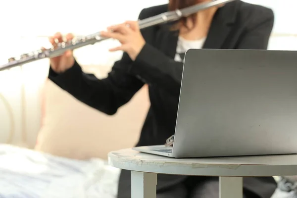 Furulya Klasszikus Hangszer Profestional Játékos Játszik Dalt Oktató Gyakorló Bronz — Stock Fotó