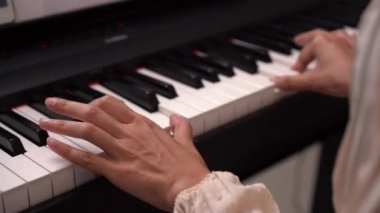 Yeşil çimenlikteki genç ve güzel bir tavşanın yakın plan portresi.