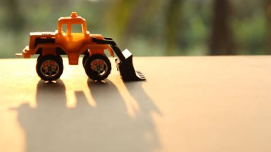 Yükleyici kamyon ve çimento karıştırıcı sarı endüstriyel araba ve para. Çöp arabası, iş konsepti olarak para taşımak içindir. Işık ve gölge fikirli endüstriyel kamyon oyuncağı.